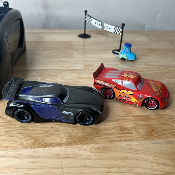 Disney Store Cars 3 Pit Crew Launcher Set Lightning McQueen Jackson Storm Race - Picture 15 of 16